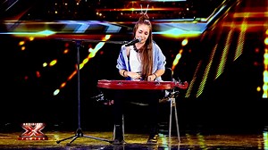 Margherita Principi – X Factor 2015 Audizioni Nonostante l’agitazione, Margherita riesce a cantare “Hallelujah” in modo straordinario. Per Fedez, la sua voce, pur essendo così giovane, trasmette un’intensità e un vissuto che sembrano quasi inspiegabili. #XFactorRewatch | X Factor Italia