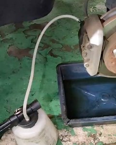 ダイハツ西部販売 整備部 on Instagram: "ハイゼットトラックS200Pのブレーキマスターの交換です🚗 入庫時はすでに、ブレーキぐ全く効かずサイドブレーキを引くしか停まらない状態でした😅 最初にブレーキオイルのエアー抜きをしてみましたが、変わらずでマスターの交換になりました。 ハイゼットトラックは、メーターを外せば目の前にありますので、作業はそんなに面倒ではありません😃 交換後しっかりとエアー抜きをして完成です🚗 しっかりブレーキが効くようになりました☺️ #ダイハツ #ダイハツ西部販売 #大阪市 #城東区 #ハイゼットトラック #マスター交換"