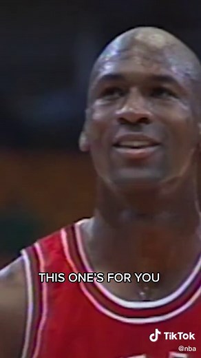 30 years ago today, #MichaelJordan swished the free throw with his eyes closed for Dikembe Mutombo 👀 #nba #mj #nba75