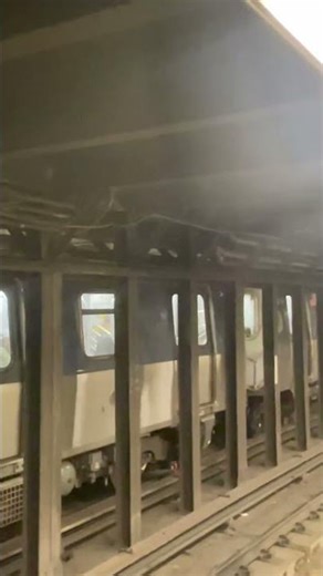 r160 L train departing lorimer street