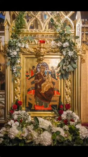 Acatistul pentru vindecarea de cancer, către icoana Maicii Domnului „Pantanassa” 18 August Condacul 1 Noi, credincioşii robii tăi, stând cu mustrare de inimă înaintea icoanei tale celei noi arătate, te cântăm cu laude, o, Împărăteasă a Toate! Trimite de sus vindecarea ta peste robii tăi care acum aleargă la tine, ca să putem să-ţi cântăm cu bucurie: Bucură-te, o, Împărăteasă a toate, care vindeci neputinţele noastre, cu harul tău! Icosul 1 Arhanghelul a venit din Cer, ca să-i spună Împărătesei a