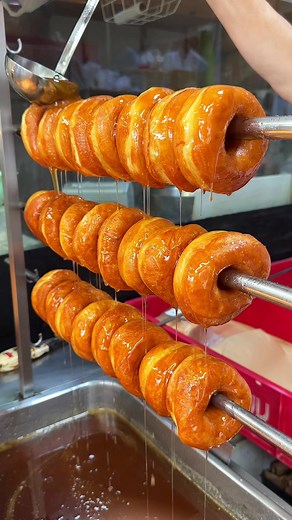 クマのプーさんが全力で飛び込むほどの蜂蜜の滝🍯シンプルだけど懐かしく食べ飽きないドーナツ！ 【大阪 窯出しパン工房 ロンパル】 ⁡ 創業50年以上！昔から愛されるハニードーナツ🐺 ⁡ ハニードーナツ 140円（税込） ⁡ 1971年創業から常に大人気のハニードーナツ！ 地元の方のおやつとして親しまれ親から子へと受け継がれる！ たくさんのドーナツを棒にさして、はちみつを豪快にかける 何度も何度もかけて滴るハチミツが食欲をかきたてる🥺 しっかりめの生地にたっぷりのハチミツが染み込んでいて、噛んだ瞬間にじゅわっと甘みが広がる！ 昔から大人気のドーナツ！ ぜひ一度食べてみて！ ごちそうさまでした🐺 ⁡ 🚃車でいくべし！ 💺店前にベンチあり 📍 大阪府大阪市大正区千島1-23-115 千島ガーデンモール中央ゲート前 ⏰ 月・火・木・金・土・日 07:30 - 19:00 水 定休日 ⁡ 📍RONPAL In front of the central gate of Chishima Garden Mall, 1-23-115, Chishima, Taisho-ku, Osaka