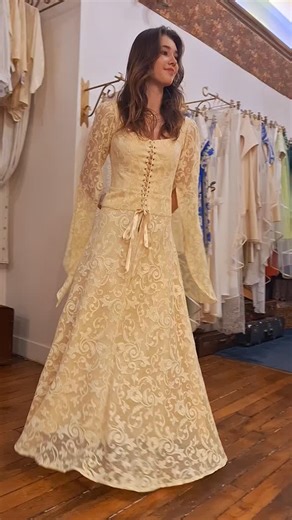 1.5K views · 508 reactions | Une robe de mariée fluide et dans une ambiance médiévale, avec de longues manches. Simplicité et mouvement. Une pièce au coloris singulier, un champagne presque or. Rustique comme champêtre, beaucoup de lieux en France ou en Europe conviendrons pour cette robe. Et si vous aimez les fées, vous aussi. #zeliasurlaterrecommeauciel #robesdecontesdefée #medieval #robesdemariée #montmartre #mariagefrance | Zélia, sur la Terre comme au Ciel | Facebook