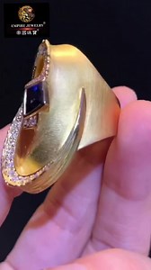 11 shares | [歷史標案] 日本知名設計師 手工戒指 配一顆天然皇家藍藍寶石 火彩閃耀 顏色濃郁 上手誇張 霸氣 只有一枚 天然「特色風箏形切割」皇家藍～ 藍寶石1.14克拉 ～ 18K 真金真鑽戒指。附證、收藏盒。 鑽石：26分 總重：重達 23.5克 直購價：29 萬 5600 元 #帝國珠寶 #藍寶石 #戒指 | 帝國珠寶 Empire Jewelry | Facebook