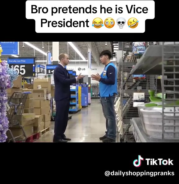 He scared the employee 😂💀🤣🛒 #fyp #fypシ #funny #crazy #memes #storepranks #viral #hoodpranks #funnyvideos #shoppingcart #prank #hood #walmart