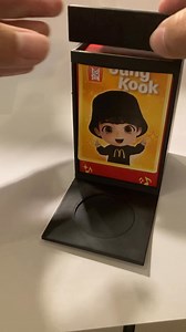 Calling all ARMY! 💜 Ready to give your TinyTan figures the "Mic Drop" worthy stage they deserve? Introducing our custom 3D Printed TinyTan Display Case & Stage! Not only does it showcase your bias in style, but it’s designed with the collector in mind—featuring designated slots to perfectly hold your official box and that precious photocard. Why you’ll love it: * All-in-One Display: Keeps your figure, box, and PC organized and aesthetic. * Fully Customizable: Pick your favorite color to match y