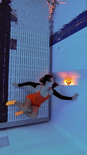 Silvia Solymosyová on Instagram: "Siren Head Dance Trend Underwater 🌊 I cracked my neck! A glowing pumpkin prop in the pool is an absolute must for spooky underwater dance vibes!🎃 #underwater #dance #pool #sirenhead #halloween"