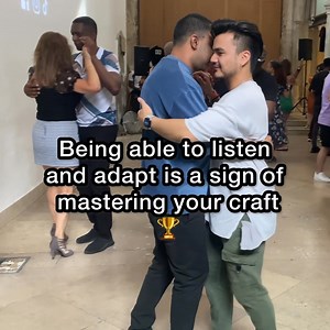 ✍️💃 How to start social dance for leads: We like to think of dancing as a conversation. It’s really important when you first start dancing with someone, as the leader, to “listen before you can talk.” 👂🎶 👉 Leads, use the start of a song to get a feel for your partner. Your partner is always telling you something… 💭 How they feel 💃 How they move 🌟 Their strengths and weaknesses Social dancing is all about adapting: 🔄 Adapt to your partner’s style. 🔄 Adapt to your partner’s skill level. �
