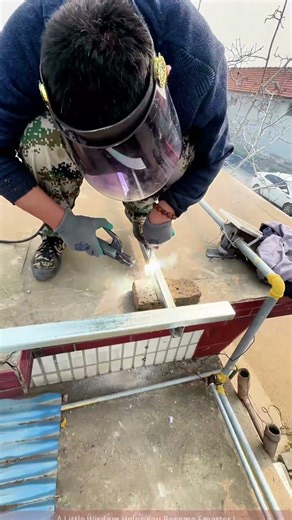 Spark - Splashing Roof Work The Whole Process of Worker Welding Metal Components