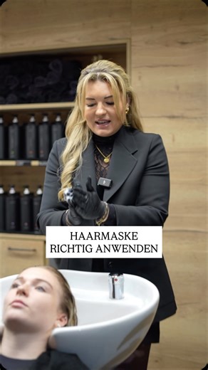 Hairstyle Lena Friseursalon Memmingen on Instagram: "✨ So pflegst du deine Haare zuhause richtig mit einer Haarmaske ✨ 1️⃣ Haare zuerst mit Shampoo waschen – dadurch öffnet sich die Schuppenschicht und die Maske kann besser wirken. 2️⃣ Walnussgroße Menge in die Längen geben. ❌ Nicht auf den Ansatz! Sonst werden die Haare schneller fettig. 3️⃣ Nicht durchkämmen, solange die Schuppenschicht offen ist – das kann deine Haare unnötig beschädigen. 4️⃣ 10–15 Minuten einwirken lassen und gründlich aussp