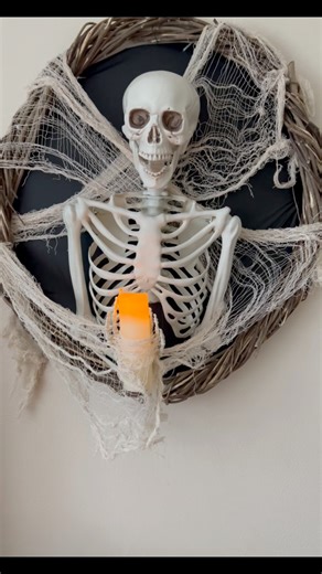 DIY SKELETON WREATHFOR HALLOWEEN #spookyseason #Halloween #skeletons #halloweendiy #diyhalloween #halloweendecor | Skeletons on Kerth Road