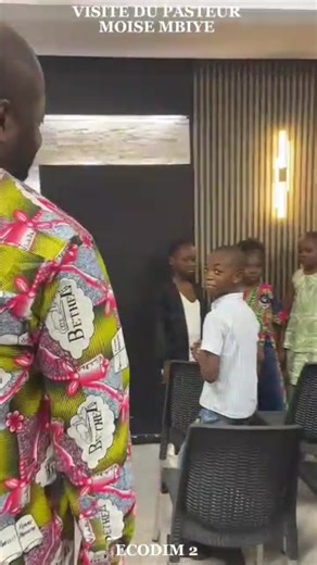 Tous les matins, avant d’entrer dans le grand temple pour prêcher, Papa Moïse Mbiye passe toujours à l’ECODIM. Par ce geste simple mais plein d’amour, nous voyons combien il tient à cœur les enfants. Il prend le temps de les encourager, de les bénir et de veiller sur eux. Cela montre son désir de préparer et d’accompagner la future génération dans la présence de Dieu. #moisembiyeministrie #citebethelcentral #ecodimcitebthel