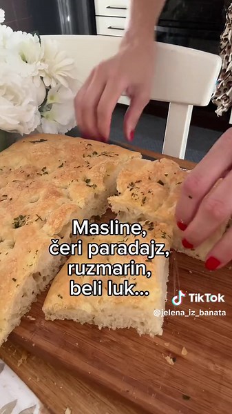 Prvi put sam je spremala i svi smo oduševljeni. Vreme pečenja se razlikuje od rerne do rerne. Uvek pečenje započnem sa rernom zagrejanom na 180 stepeni pa kasnije pojačam na 200. Pekla sam je oko 30-ak minuta.