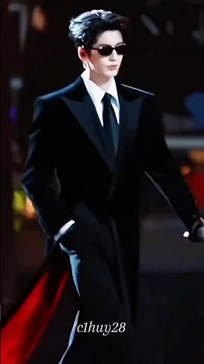 Zhang Linghe Viral Model Walk #shorts #cdrama #catwalk