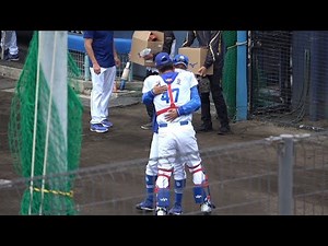 元サムスン2軍監督の落合英二コーチがサムスンの捕手と熱い抱擁（2023年2月11日）