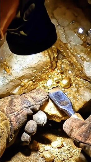 Gold Mining on Quartz Rock to Find Gold Nuggets ⚒️💰