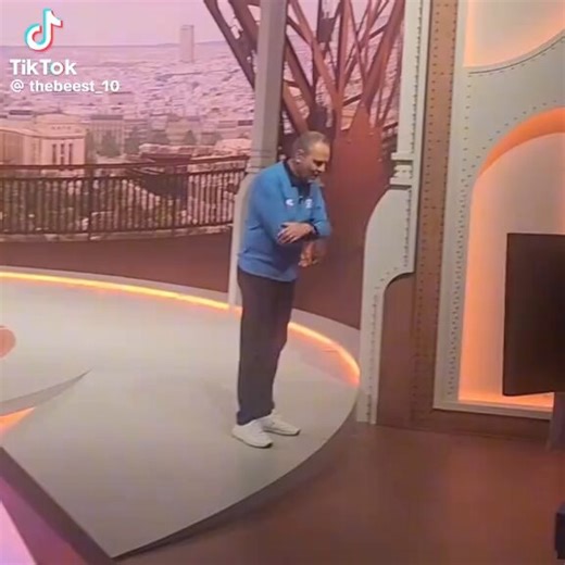 A gente precisa falar néCom todo respeito do mundo ao maior narrador Brasileiro de todos os tempos e acredito que será assim para sempre, mas…Galvão Bueno não ter se aposentado depois de 2014 foi um erro. Mas ele não ter se aposentado após 2018 já foi esculacho2018 o Luís Roberto voou, mostrou estar mais do que pronto, furou a fila do Cléber Machado (para mim Luis Roberto sempre foi melhor)Era só o Galvão parar e deixar Luis Roberto comandar todo o ciclo de 2022. Se ele pega a seleção ali em 201