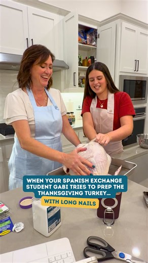 Gabi got the full American holiday experience! From “ewww” moments to seasoning the turkey like a pro — she’s officially ready for Thanksgiving 🇺🇸🦃 #hostfamily #exchangestudentlife #thanksgiving