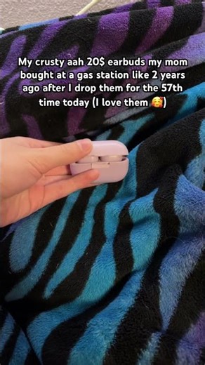 Yes they explode like that everytime 🫩 #funny #memes #earbuds #old