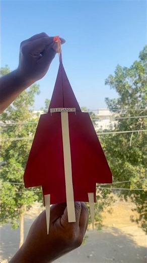 フリーフライテック紙飛行機飛行と空へのダイブ