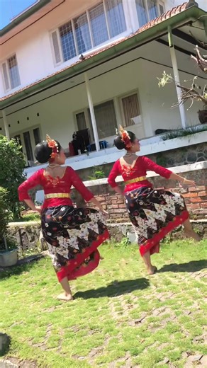 Jaipong Nyi Ronggeng: Traditional Javanese Dance Showcase