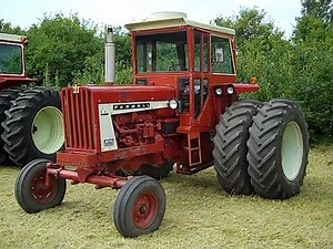 Low Hour IHC 806 Diesel Tractors Sold for Big $$ on Minnesota Auction