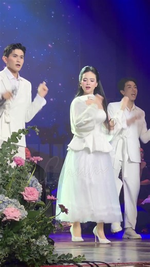 Quỳnh Trang khoe vũ đạo đỉnh tại liveshow Hoa Tháng 10