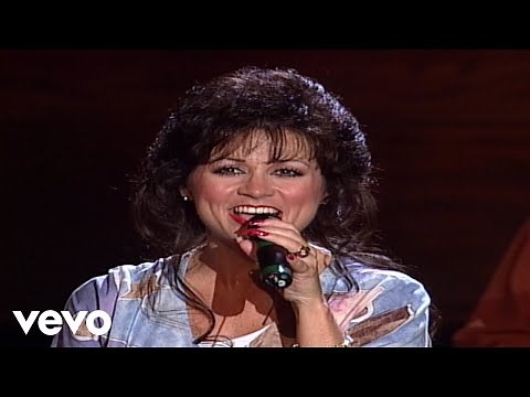 Bill & Gloria Gaither - There Is Power in the Blood [Live] ft. Candy Hemphill Christmas, Kirk Talley