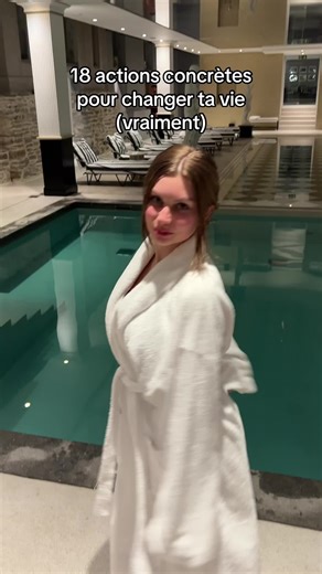 1. Fais un tri radical chez toi Choisis une pièce, mets un minuteur de 60 minutes et jette/donne tout ce que tu n’as pas utilisé depuis 1 an. 2. Fais la liste des personnes qui t’épuisent Note 5 personnes après lesquelles tu te sens vidé(e). Réduis volontairement les contacts pendant 30 jours. 3. Nettoie tes réseaux sociaux Désabonne-toi immédiatement de 10 comptes qui déclenchent comparaison, jalousie ou négativité. 4. Entraîne-toi à dire « non » Commence par une petite situation cette semaine.