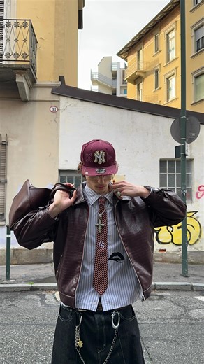 Drag | FASHION and OOTD on Instagram: "Here’s a closer look at my streetwear outfit from the other day, with these amazing details on the red leather jacket that match perfectly with the custom yankees tie and the handbag, which I layered using a shirt with embroidered details and baggy jeans with boots, adding some accessories like the necklace, the chain on the jeans and rings. 🌹 #autumnoutfit #outfitoftheday #perte #backtoschooloutfit #italyfashion #europefashion #europestreetwear #japanfash