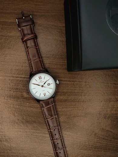 Elegância clássica que nunca sai de moda. O Technos Executive 2115TYZ/0E combina mostrador branco com numeração romana, lente abaulada e pulseira em couro legítimo marrom, criando um visual sofisticado e atemporal. Com caixa de 41 mm em aço inox e resistência à água de 50 metros, é o relógio ideal para quem busca presença e refinamento no dia a dia. #modamasculina #estilomasculino #watches #relogio #elegante