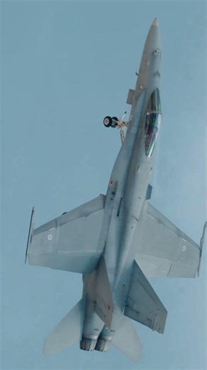 FINNISH HORNET AGGRESSIVE ROLL! 🇫🇮 F/A-18C RIAT 2025 #shorts