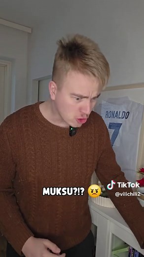 Muksu yrittää olla hauska pelatessa 🎮😂 #muksu #huumori #sketsi #talvi #Isi