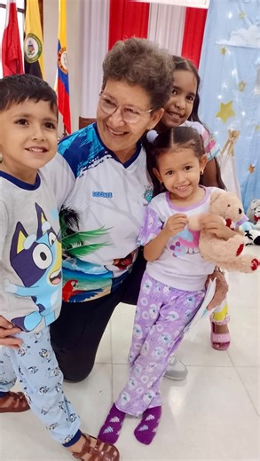 Hoy despedimos con gratitud a la Profe Tere, quien deja una huella imborrable en nuestros niños y en el corazón de nuestra institución. Gracias por tanto amor, entrega y vocación. 🌼👩🏻‍🏫💚 | Momentos Escuela Normal Superior Cristo Rey