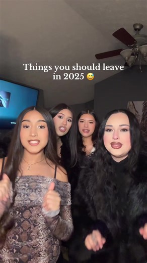 What are u guys leaving in 2025? 👀 @ValeryBetann @iheartizzyyy @ily.ebbi @Brennverd #fyp #parati #trending #2025 #hermanasv