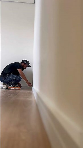 Como fazer acabamento em rodapé de piso laminado. #pisovinilico #pisolaminado #reforma #obra