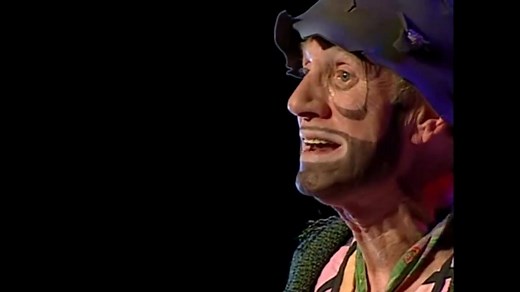 Sol (Marc Favreau) - Le Géant (Félix Leclerc selon Sol) Spectacles enregistré à la Salle Pauline Julien, Montréal, en mars 2002. Marc Favreau 1929 – 2005 est un humoriste et comédien québécois. Il est principalement connu pour son personnage de Sol, le clown clochard. Ses textes à la fois naïfs, poétiques et humoristiques ont fait le bonheur du public, aussi bien au Canada que dans la francophonie. Il fait ses études à l'Académie Querbes d'Outremont et à l'Université Sir George William, aujourd'