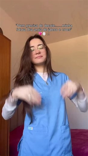Geovanna Horn Eichelt-Medicina no Paraguai on Instagram: "💖🥼🩺 #jaleco #crocs #reels #medicina #doutora"