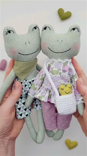 Jo Molony - Dollmaker on Instagram: "Double the froggys, double the fun! 🐸💚 Meet my sweet frog doll pattern + tutorial—made so that you can enjoy the process of making dolls too! #handmadedoll #handmadeclothdoll #handmadefabricdoll #handmadefrog #frogplushie #frogdoll #frogtoy #frogdollpattern #dollpattern #dollsewingpattern #dollpatternandtutorial #dollfamily #animaldoll #keepsakedoll #specialdoll #dollmaker #dollartist #dolldesigner #deerdarlingdolls"