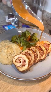 PECHUGA CORDON BLEU! 🤤 ingredientes para cada rollo de pechuga: 1 milanesa de pechuga de pollo 2 rebanadas de Queso Americano 2 rebanadas de Jamón de Pavo sazonar con sal, pimienta, paprika y ajo en polvo al gusto. para empanizar: 1 1/2 tazas de pan molido 1/2 taza de harina 1 huevo 3 cdas. leche sazonar con sal, pimienta, paprika y ajo en polvo al gusto. para la crema de chipotle: 3/4 taza de media crema 2 chiles chipotle 1 rebanada de Queso Americano 3 cdas. de agua paprika, pimienta y sal al
