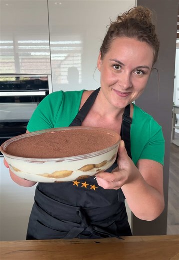 Mon père est italien… et pourtant le seul tiramisu qu’il valide, c’est le mien 🇮🇹☕️ Et honnêtement… je pense que tout se joue grâce à mon ingrédient secret 👀 Une texture ultra mousseuse, des biscuits parfaitement imbibés et ce petit goût d’amande apporté par l’Amaretto… c’est vraiment LE dessert que je refais encore et encore ✨ Recette du Tiramisù Ingrédients : * 500 g de mascarpone * 4 œufs * 100 g de sucre * 1 paquet de biscuits cuillère (savoiardi) * 300 ml de café espresso froid * 2 càs d