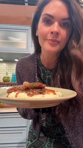 Today on The Kitchen, I am making Baked Steak and Gravy. This is a recipe I’ve been trying to get right for about 20 years. My grandma and my great aunt Pat always made this and I looooved it, but no matter how many times they told me how to make it, mine tasted like greasy shoe leather. After many tries, I finally figured it out. I’m so happy that I got the chance to share this recipe in one of our final episodes ❤️❤️ | Katie Lee Biegel