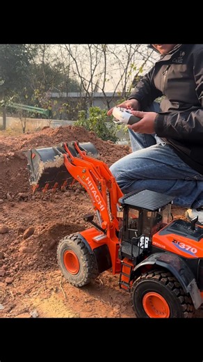 A sharing from a friend: After receiving this 1/14 scale hydraulic RC loader ZW370, tested its loading capacity outdoors, and it filled the bucket completely!😍🤩 #rcmodel #rcworld #rclife #rclover #rccommunity #RC #Toucanhobby #loader #ZW370 | Toucan RC Hobby