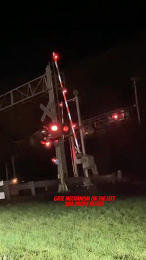 Gate Mechanism ON The OTHER Side Drops FASTER! #csx #railway #railroad