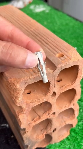 979K views · 3.5K reactions | Um truque simples e eficaz que garante fixações seguras e duradouras em qualquer superfície. #construcao #truques #diy | Faça Você Mesmo | Facebook