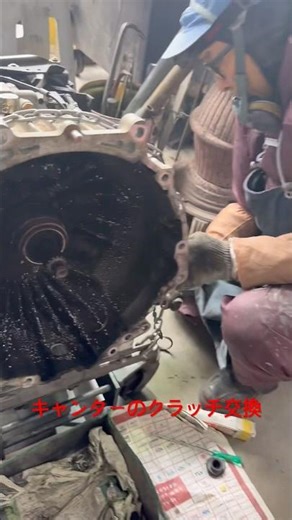 固着したクラッチをはずして交換します、中が錆びついてなかなかはずれません、トラック123のお仕事