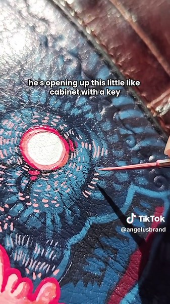 When the storytelling is as good as the art 🤝 @kkderobst painted this vibrant and highly-detailed purse using our Angelus Leather Paints. Plus, we were hooked from beginning to end with KK's story. Listen til the end to find out what happens 👀