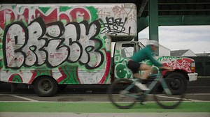 Live Tracker. Styrtsensor. Sikkerhedsenhed. ANGi virker nu med næsten alle hjelme på markedet - sørg for din hjelm også tilkalder hjælp! Se ANGi her: http://bit.ly/2K20X9w | Specialized Bicycles