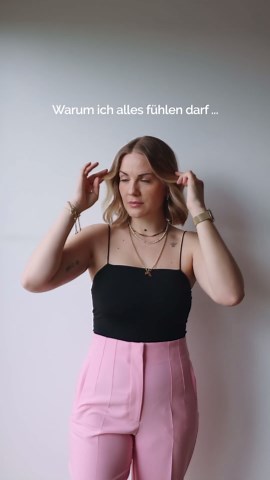 VANEZIA BLUM on Instagram: "… und mir das geholfen hat unser Schicksal die letzten Monate zu verarbeiten und vor allem besser zu akzeptieren. Besonders die ersten Wochen habe ich in einer riesigen Blase aus Angst existiert & überlebt - gelebt habe ich nämlich nicht. Mein Kopf tat schrecklich weh und explodierte beinahe von all den Szenarien und Gedanken, die dort immer mehr wurden. Und dann habe ich mir etwas erlaubt, was ich mir vorher verboten habe: Ich habe alles einmal gedacht, einmal in all
