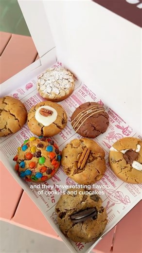 Kelly | Dallas Food & Travel on Instagram: "If you love sweets, then you need to try @artsycakery ! They have so many unique flavors that I’ve have not seen in many places. The owner is creating some unique flavor combos that you have to try out! The cookies and cupcakes are all stuffed so you can get a nice surprise when you bite into them. I absolutely loved the stuffed cookies that are crispy on the outside and gooey on the inside. Honestly that’s the only way I want my cookies! 🍪 If you wan